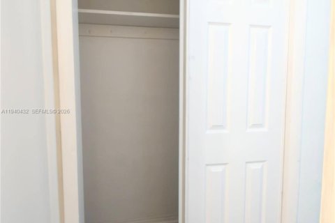 Villa ou maison à louer à Miami, Floride: 1 chambre, 361.67 m2 № 1998299 - photo 14