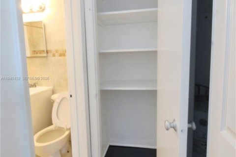Villa ou maison à louer à Miami, Floride: 1 chambre, 361.67 m2 № 1998299 - photo 15