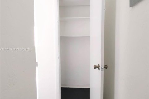 Villa ou maison à louer à Miami, Floride: 1 chambre, 361.67 m2 № 1998299 - photo 13