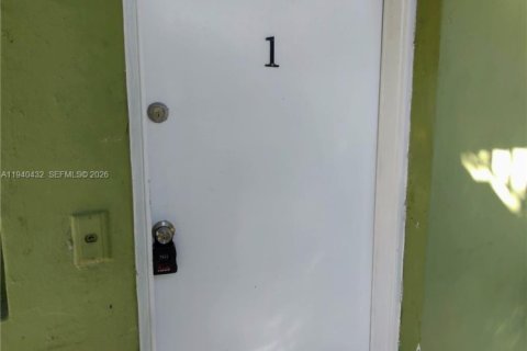 Villa ou maison à louer à Miami, Floride: 1 chambre, 361.67 m2 № 1998299 - photo 2