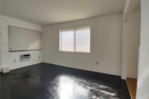 Villa ou maison à louer à Miami, Floride: 1 chambre, 361.67 m2 № 1998299 - photo 17