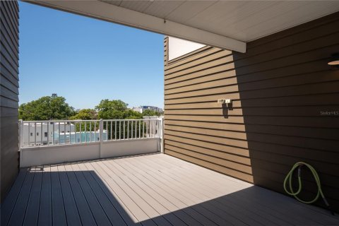 Townhouse in Saint Petersburg, Florida 3 bedrooms, 180.69 sq.m. № 2209751 - photo 23