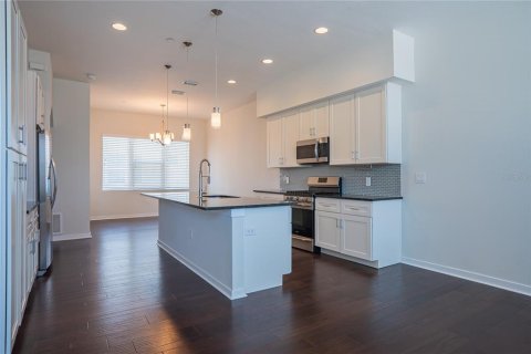 Townhouse in Saint Petersburg, Florida 3 bedrooms, 180.69 sq.m. № 2209751 - photo 10