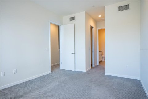 Townhouse in Saint Petersburg, Florida 3 bedrooms, 180.69 sq.m. № 2209751 - photo 11