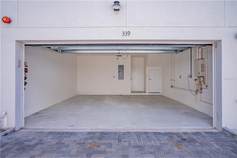 Townhouse in Saint Petersburg, Florida 3 bedrooms, 180.69 sq.m. № 2209751 - photo 30