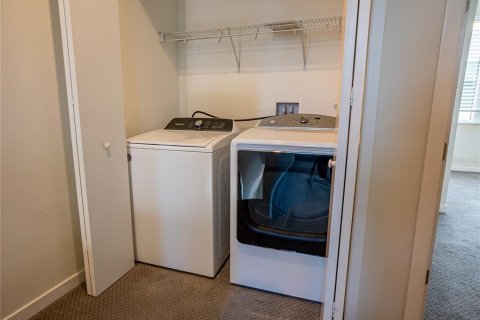 Townhouse in Saint Petersburg, Florida 3 bedrooms, 180.69 sq.m. № 2209751 - photo 21