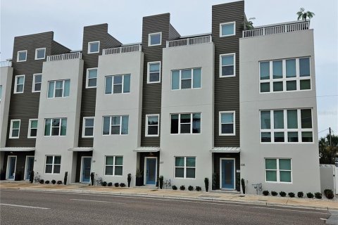 Townhouse in Saint Petersburg, Florida 3 bedrooms, 180.69 sq.m. № 2209751 - photo 2