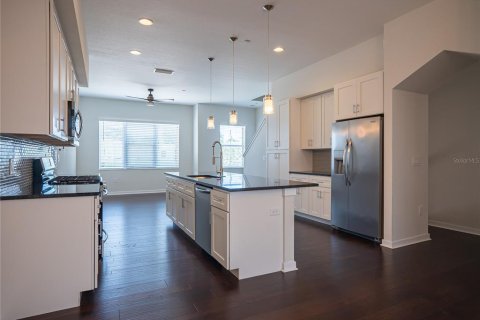 Townhouse in Saint Petersburg, Florida 3 bedrooms, 180.69 sq.m. № 2209751 - photo 6