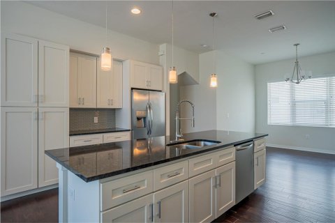 Townhouse in Saint Petersburg, Florida 3 bedrooms, 180.69 sq.m. № 2209751 - photo 8