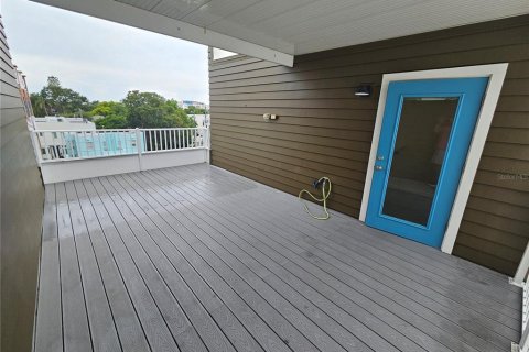 Townhouse in Saint Petersburg, Florida 3 bedrooms, 180.69 sq.m. № 2209751 - photo 25