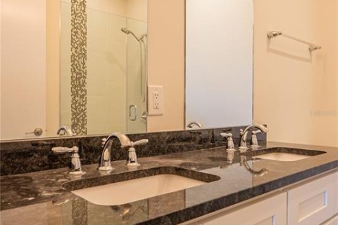 Townhouse in Saint Petersburg, Florida 3 bedrooms, 180.69 sq.m. № 2209751 - photo 13
