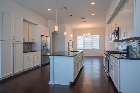 Townhouse in Saint Petersburg, Florida 3 bedrooms, 180.69 sq.m. № 2209751 - photo 9