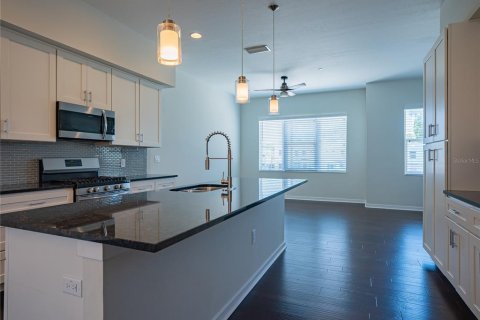 Townhouse in Saint Petersburg, Florida 3 bedrooms, 180.69 sq.m. № 2209751 - photo 7