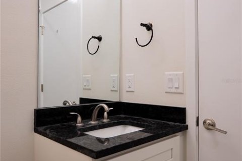 Townhouse in Saint Petersburg, Florida 3 bedrooms, 180.69 sq.m. № 2209751 - photo 20