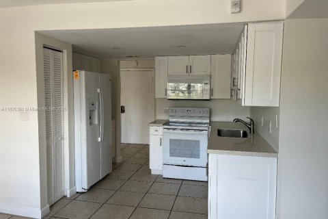 Copropriété à louer à Miami, Floride: 2 chambres, 84.63 m2 № 1935117 - photo 8