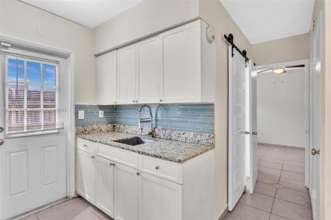 Villa ou maison à louer à Hollywood, Floride: 1 chambre, 65.03 m2 № 1797123 - photo 12