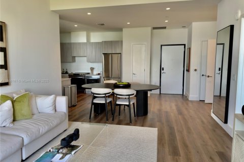 Apartamento en alquiler en Miami, Florida, 1 dormitorio, 80.36 m2 № 1979326 - foto 2