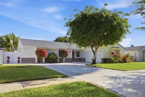 Villa ou maison à vendre à Hialeah, Floride: 3 chambres, 143.53 m2 № 1999583 - photo 1