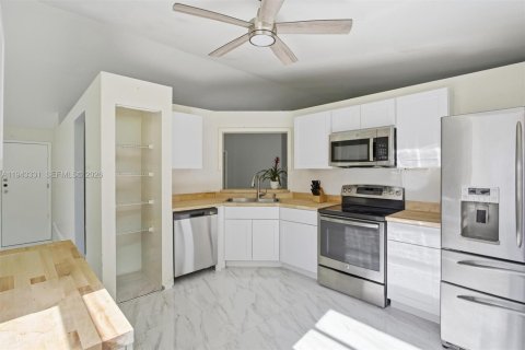 Villa ou maison à vendre à Hialeah, Floride: 3 chambres, 143.53 m2 № 1999583 - photo 12