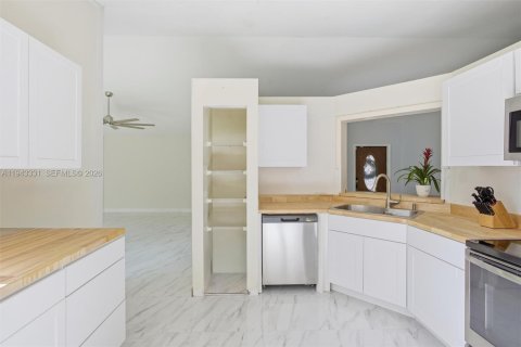 Villa ou maison à vendre à Hialeah, Floride: 3 chambres, 143.53 m2 № 1999583 - photo 13