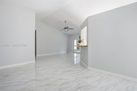 Villa ou maison à vendre à Hialeah, Floride: 3 chambres, 143.53 m2 № 1999583 - photo 7