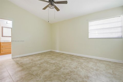 Villa ou maison à vendre à Hialeah, Floride: 3 chambres, 143.53 m2 № 1999583 - photo 16