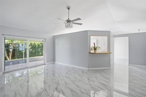 Villa ou maison à vendre à Hialeah, Floride: 3 chambres, 143.53 m2 № 1999583 - photo 5
