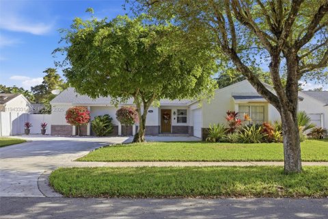 Villa ou maison à vendre à Hialeah, Floride: 3 chambres, 143.53 m2 № 1999583 - photo 2