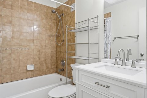 Villa ou maison à vendre à Hialeah, Floride: 3 chambres, 143.53 m2 № 1999583 - photo 21