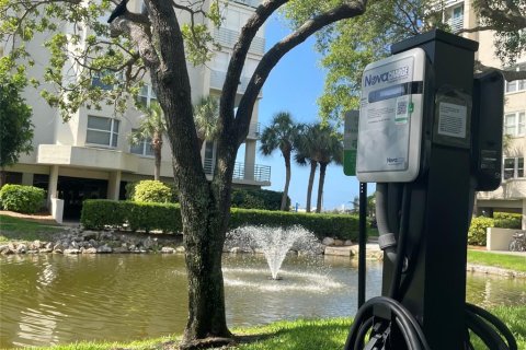 Condo in South Pasadena, Florida, 2 bedrooms  № 2379031 - photo 23