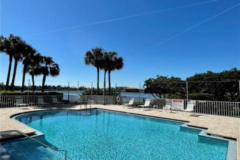 Condo in South Pasadena, Florida, 2 bedrooms  № 2379031 - photo 19