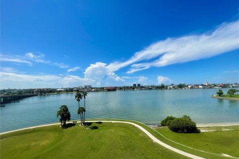 Condo in South Pasadena, Florida, 2 bedrooms  № 2379031 - photo 26