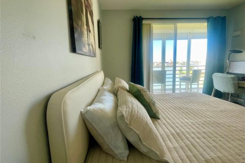 Condo in South Pasadena, Florida, 2 bedrooms  № 2379031 - photo 11