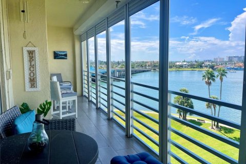Condo in South Pasadena, Florida, 2 bedrooms  № 2379031 - photo 25