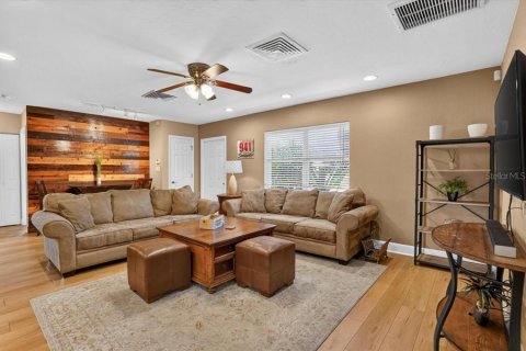 Villa ou maison à louer à Sarasota, Floride: 3 chambres, 118.36 m2 № 2418677 - photo 8
