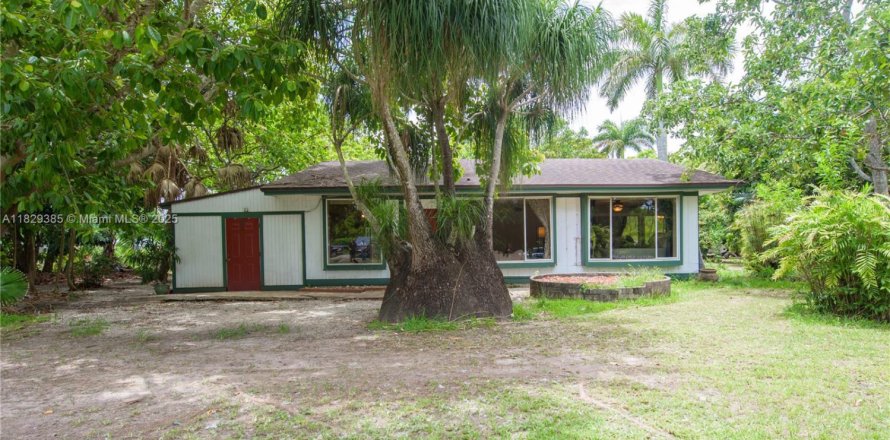 Дом в Майами, Флорида 8 комнат, 145.3м2 № 1957656