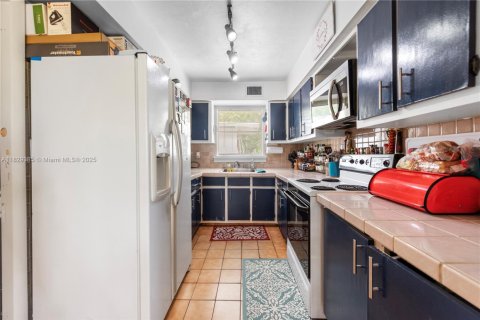 Купить виллу или дом в Майами, Флорида 8 комнат, 145.3м2, № 1957656 - фото 7