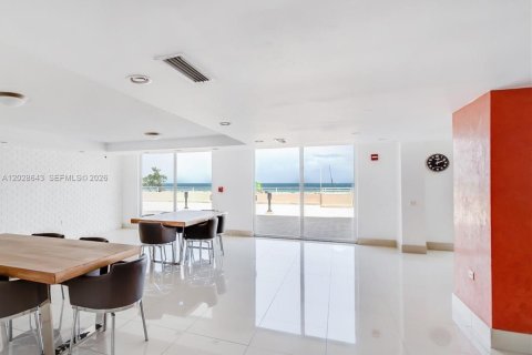 Condo in Miami Beach, Florida, 1 bedroom № 2257791 - photo 7