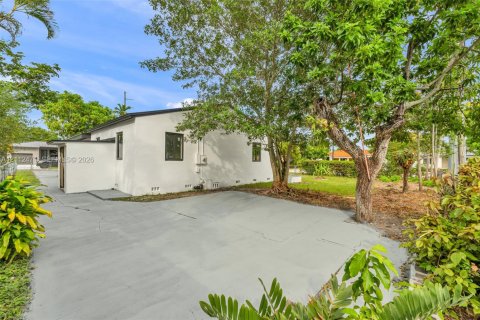 House in West Miami, Florida 3 bedrooms, 131.27 sq.m. № 2432961 - photo 6