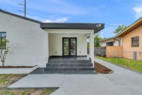 House in West Miami, Florida 3 bedrooms, 131.27 sq.m. № 2432961 - photo 12