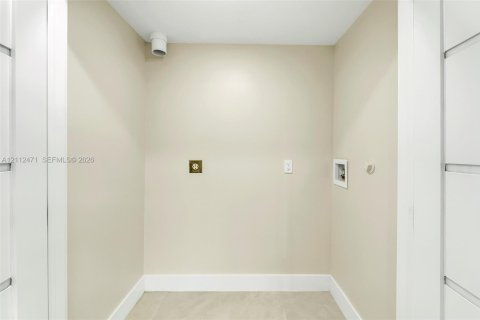 House in West Miami, Florida 3 bedrooms, 131.27 sq.m. № 2432961 - photo 26