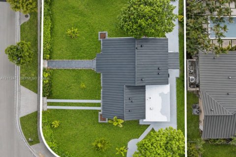House in West Miami, Florida 3 bedrooms, 131.27 sq.m. № 2432961 - photo 3