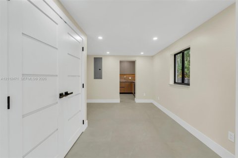 House in West Miami, Florida 3 bedrooms, 131.27 sq.m. № 2432961 - photo 24