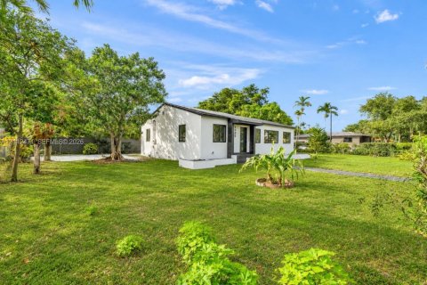 House in West Miami, Florida 3 bedrooms, 131.27 sq.m. № 2432961 - photo 2