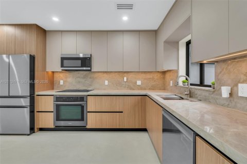 House in West Miami, Florida 3 bedrooms, 131.27 sq.m. № 2432961 - photo 23