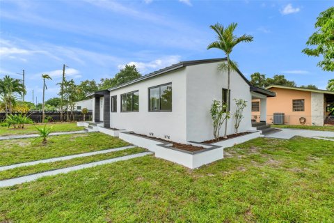 House in West Miami, Florida 3 bedrooms, 131.27 sq.m. № 2432961 - photo 9