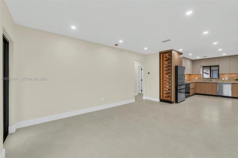House in West Miami, Florida 3 bedrooms, 131.27 sq.m. № 2432961 - photo 15