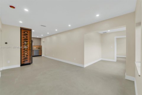 House in West Miami, Florida 3 bedrooms, 131.27 sq.m. № 2432961 - photo 13