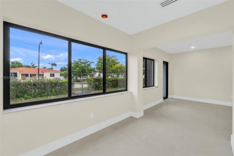 House in West Miami, Florida 3 bedrooms, 131.27 sq.m. № 2432961 - photo 29