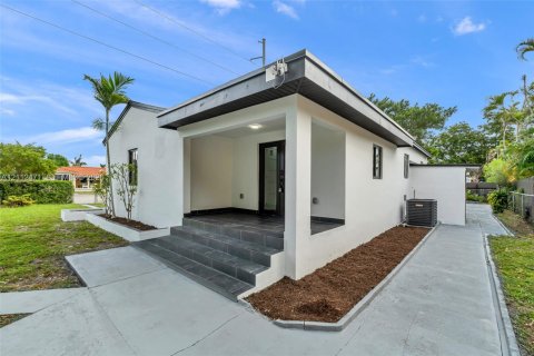 House in West Miami, Florida 3 bedrooms, 131.27 sq.m. № 2432961 - photo 11